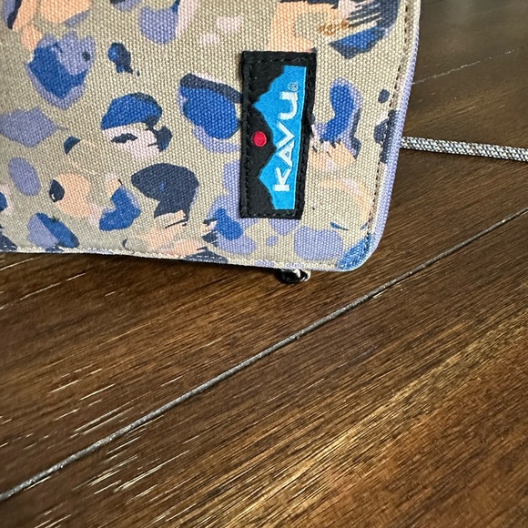 Kavu Go on time bi fold cross body wallet - Picture 7 of 11